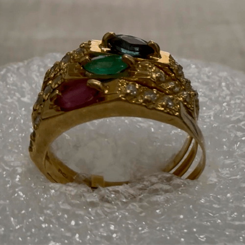 Anel em ouro amarelo 18k com rubi, esmeralda e safira azul