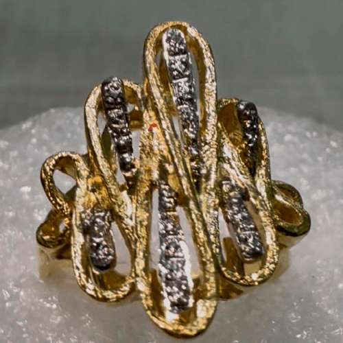 Anel em ouro amarelo com detalhes em ouro branco