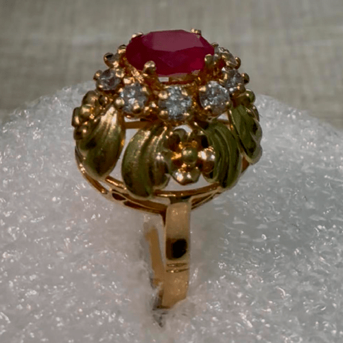 Anel em ouro amarelo com rubi e diamantes