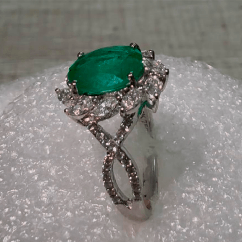Anel em ouro branco com diamantes e esmeralda