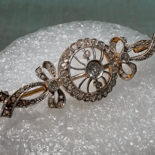 Broche em ouro amarelo 18k com diamantes