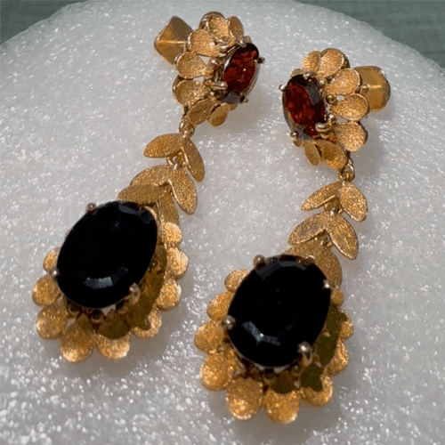 Par de brincos em ouro amarelo 18k com granada