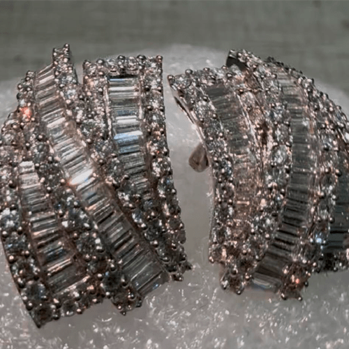 Par de brincos em ouro branco com diamantes