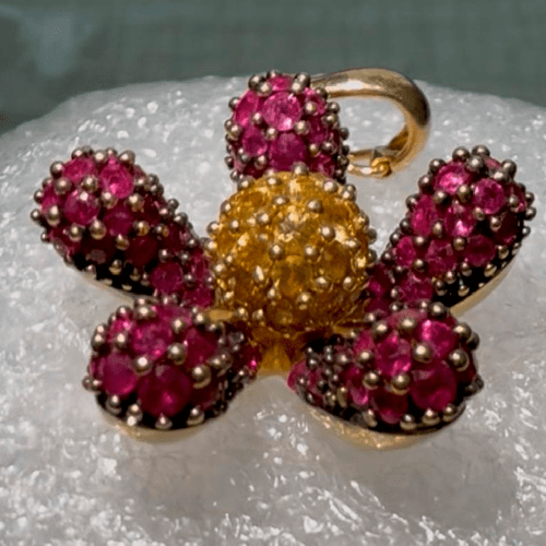 Pingente com rubis e safiras amarelas em ouro amarelo 18k