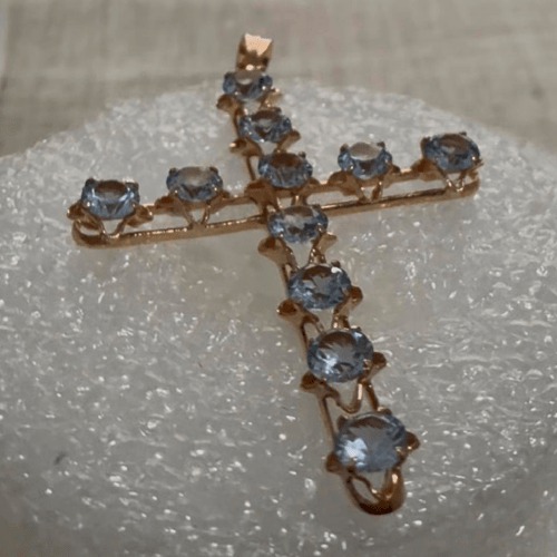 Pingente em crucifixo em ouro amarelo 18k com agua marinha