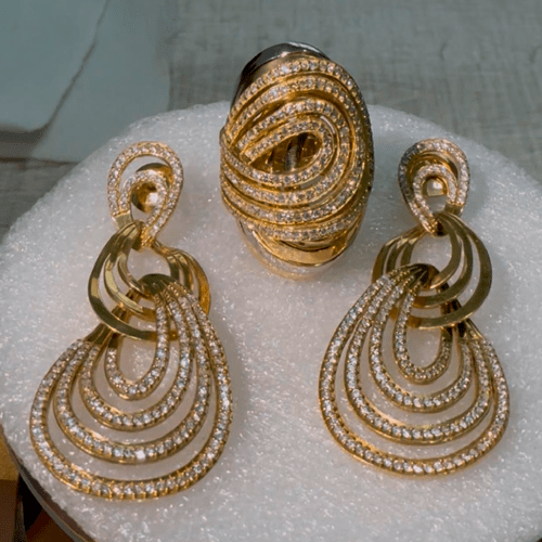 Par de brincos e anel em ouro amarelo 18k com diamantes